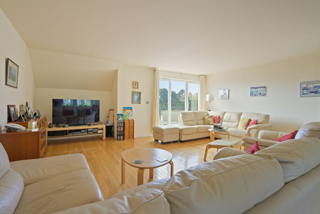 Property photo 3 of 33
