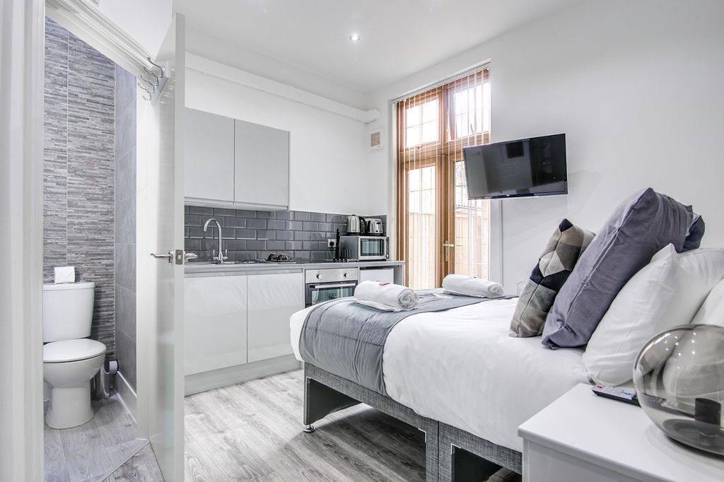 Property photo 1 of 2 Stunning Studio