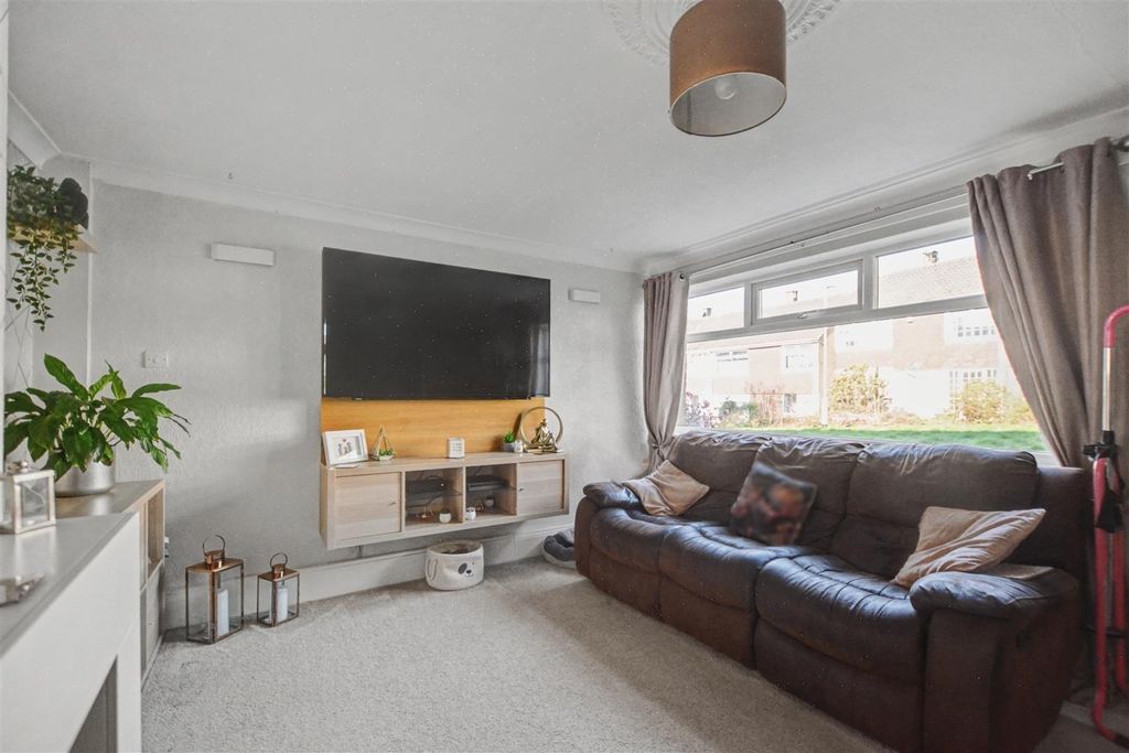 Property photo 2 of 24 7 Moorfield Court Lounge.Jpg