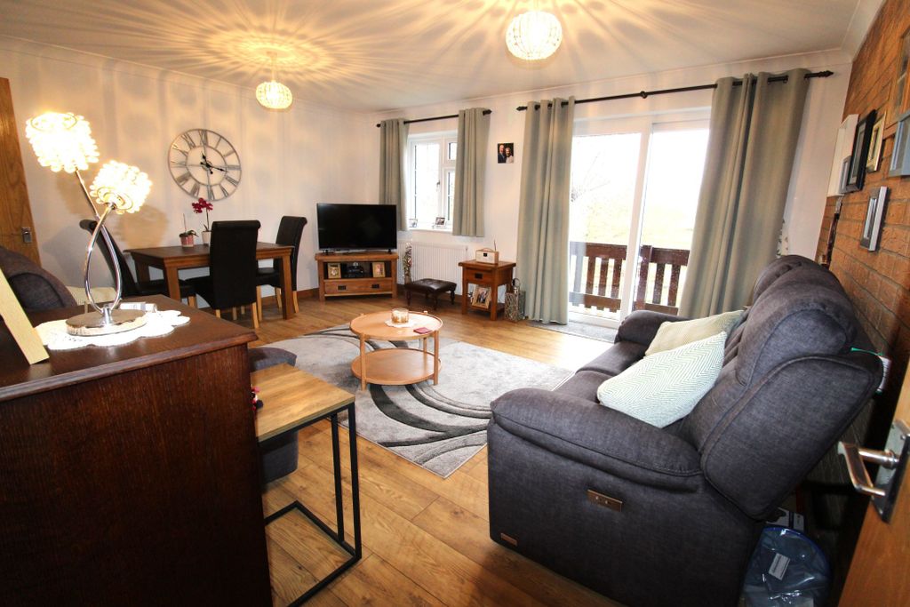 Property photo 3 of 8 Lounge