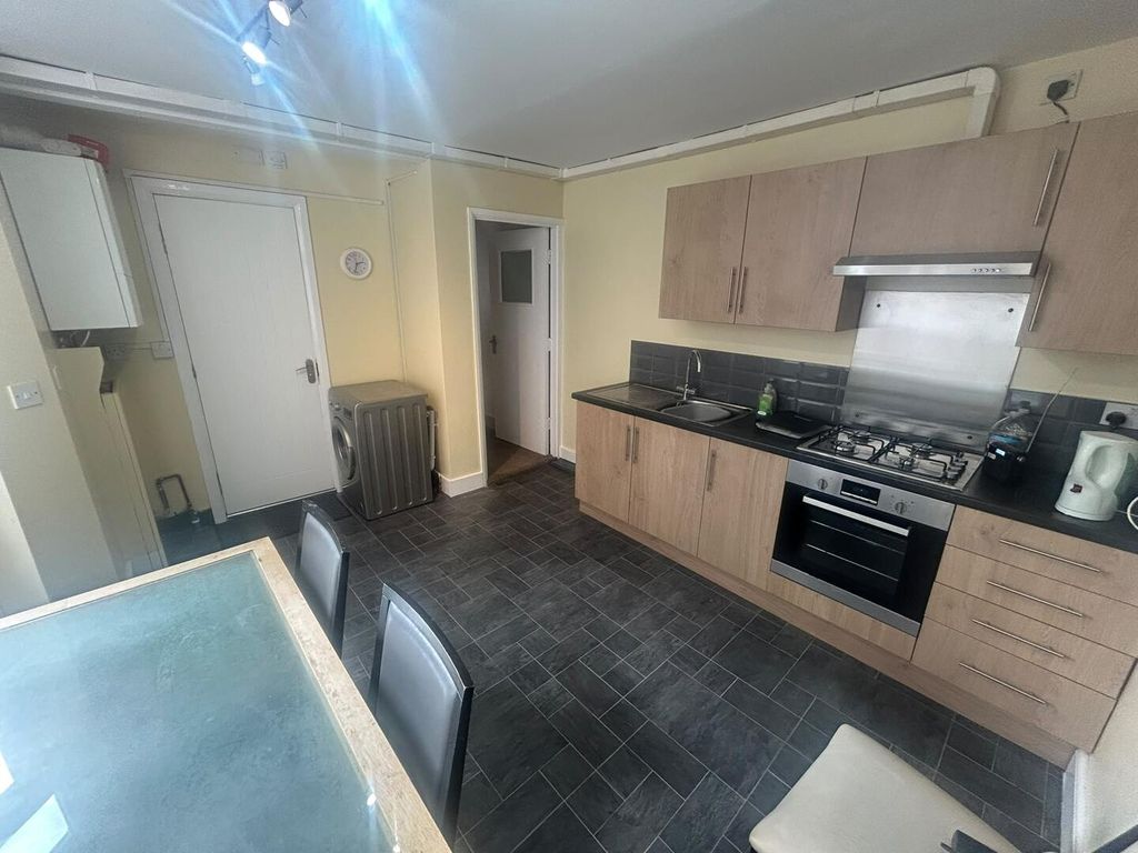 Property photo 2 of 8 Kitchen