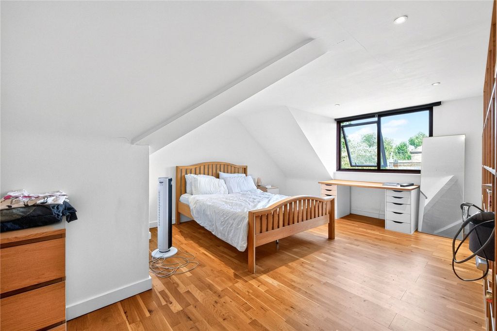Property photo 3 of 20 Studio