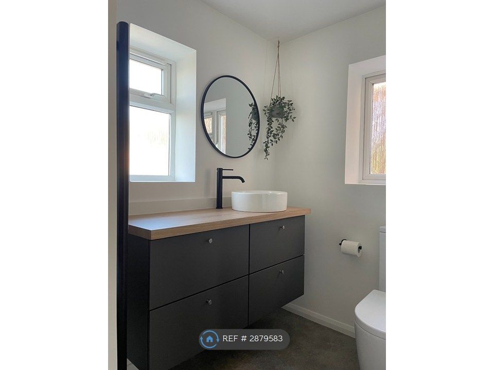 Property photo 2 of 12 Bathroom