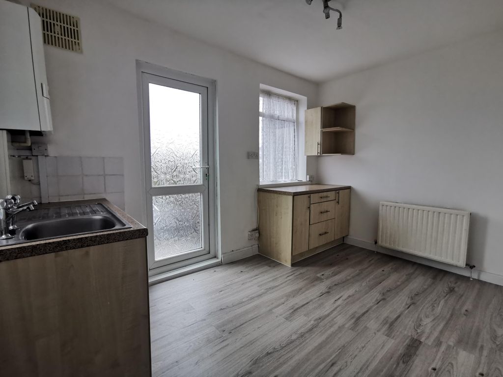 Property photo 3 of 7 Kitchen
