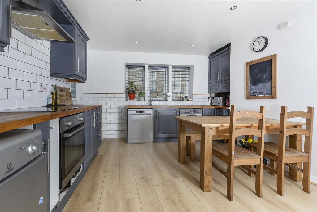 Property photo 3 of 27 Dining Kitchen