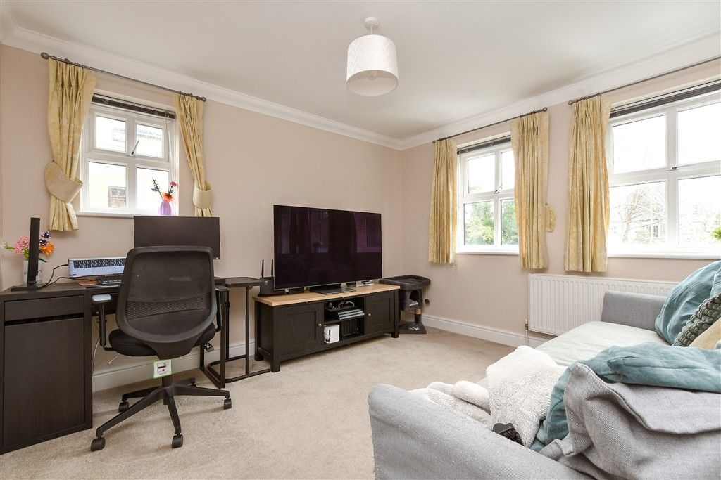 Property photo 3 of 20 Lounge