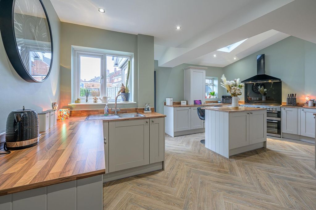 Property photo 2 of 23