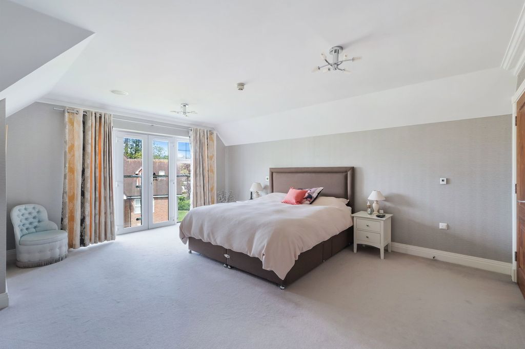 Additional image 15 of 3 bed flat for saleValley Court, Reigate RH2