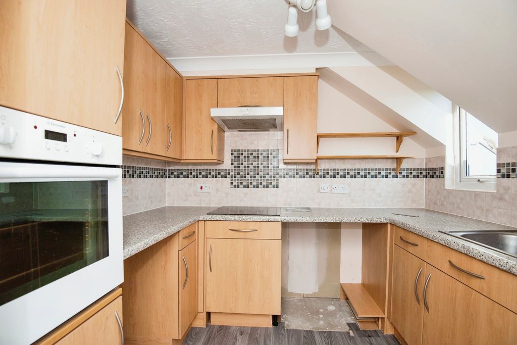 Property photo 3 of 10 Kitchen