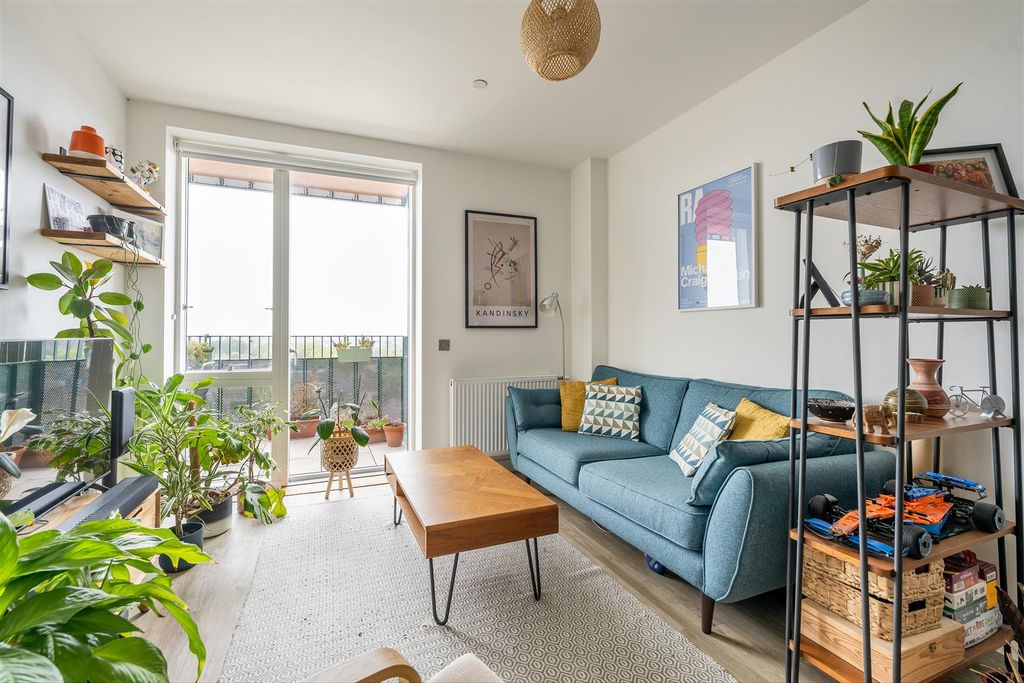 Property photo 3 of 18 Brunner Road, E17