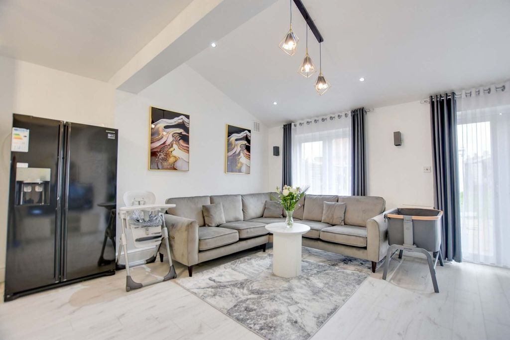 Property photo 2 of 20