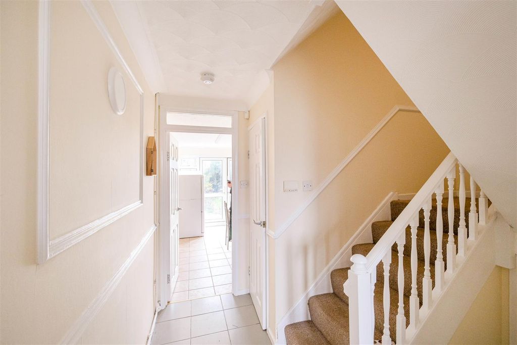 Property photo 2 of 16 28 Roycroft Close-2.Jpg