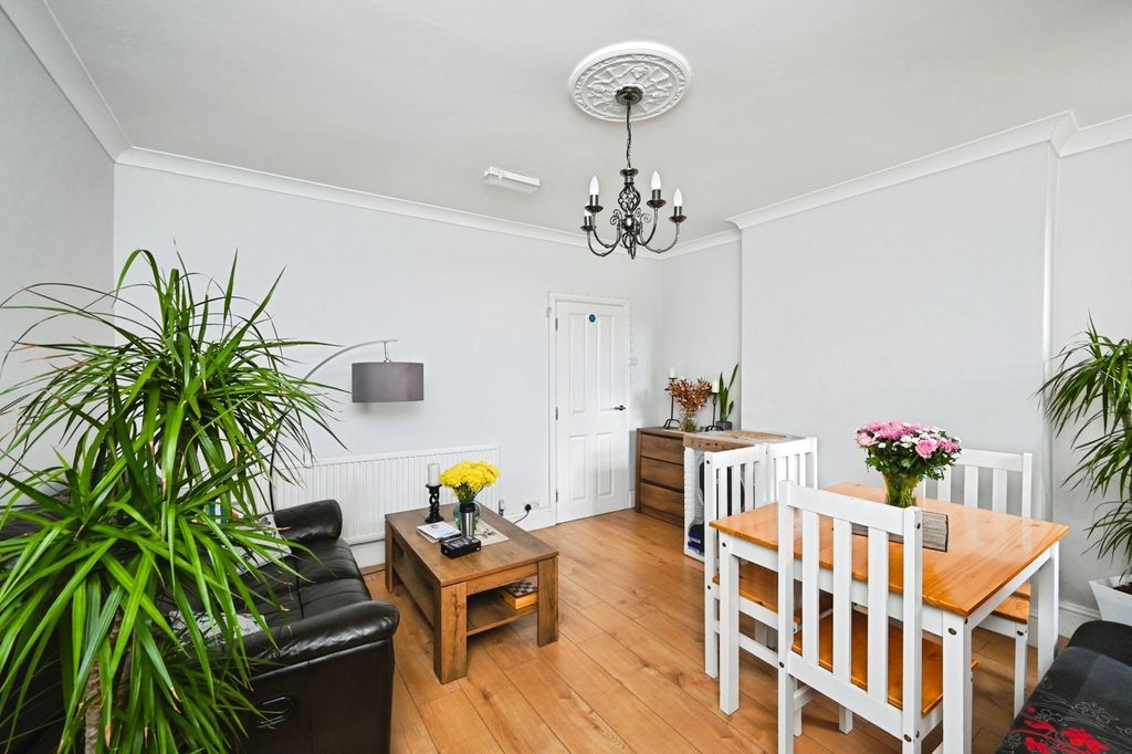 Property photo 2 of 17 Lounge