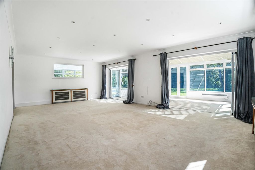 Property photo 3 of 27 Living Room