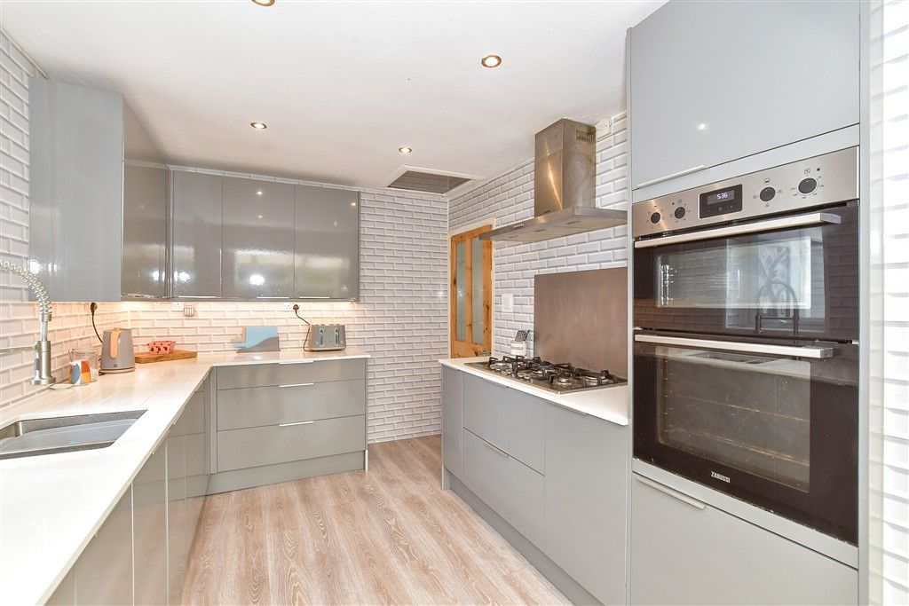 Property photo 3 of 11 Kitchen