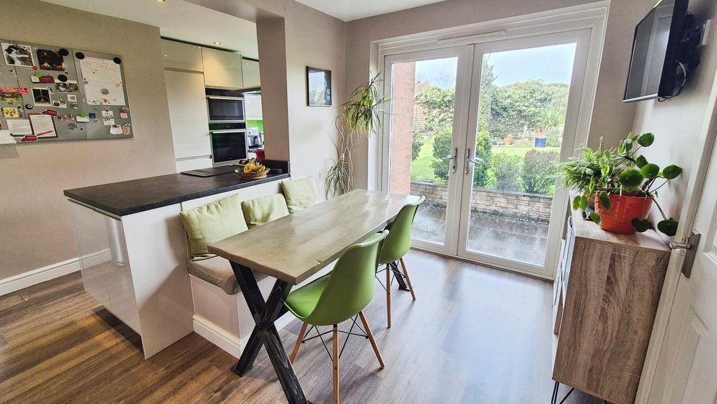 Property photo 3 of 30 Breakfast Area