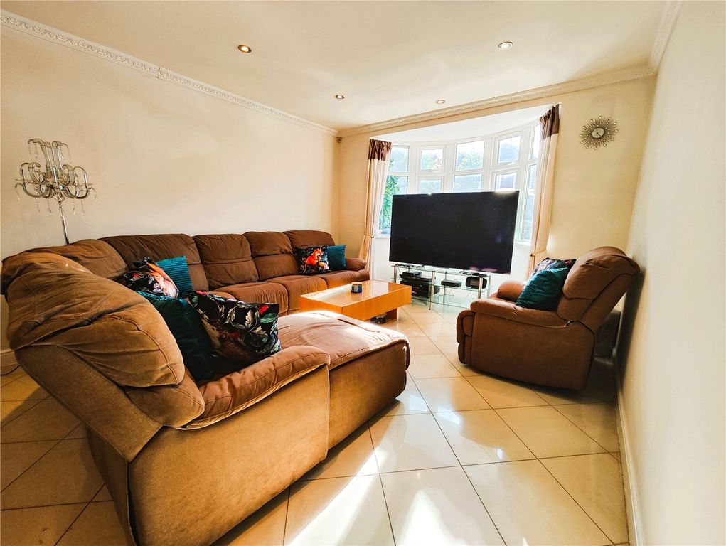 Property photo 3 of 14 Lounge
