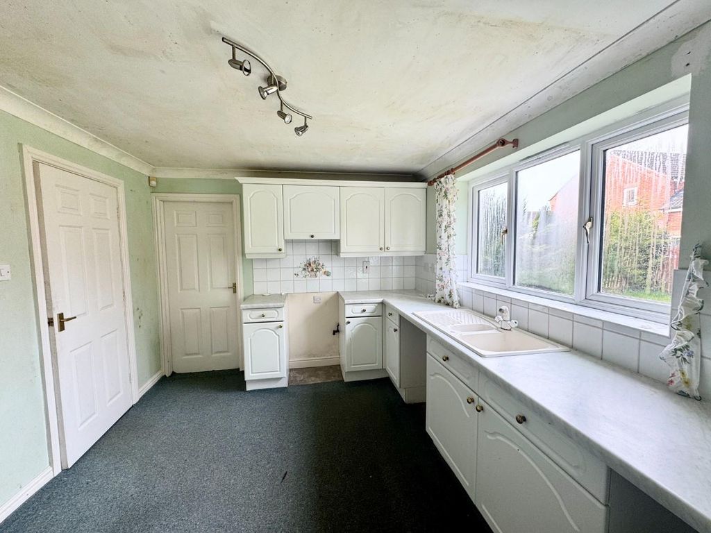 Property photo 3 of 18 Kitchen