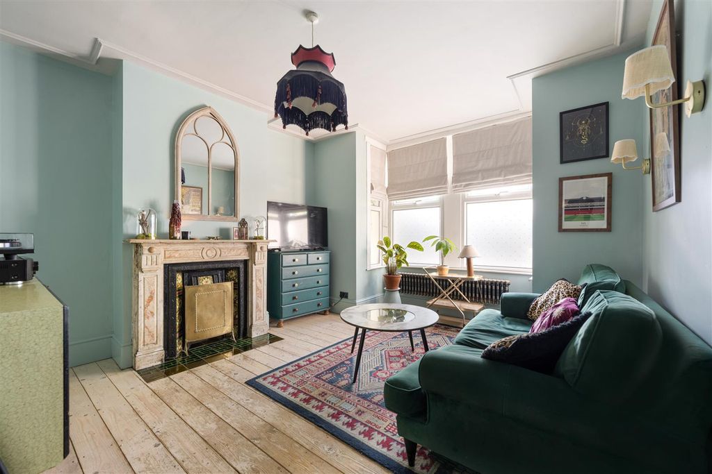 Property photo 2 of 26 Pretoria Road, E11