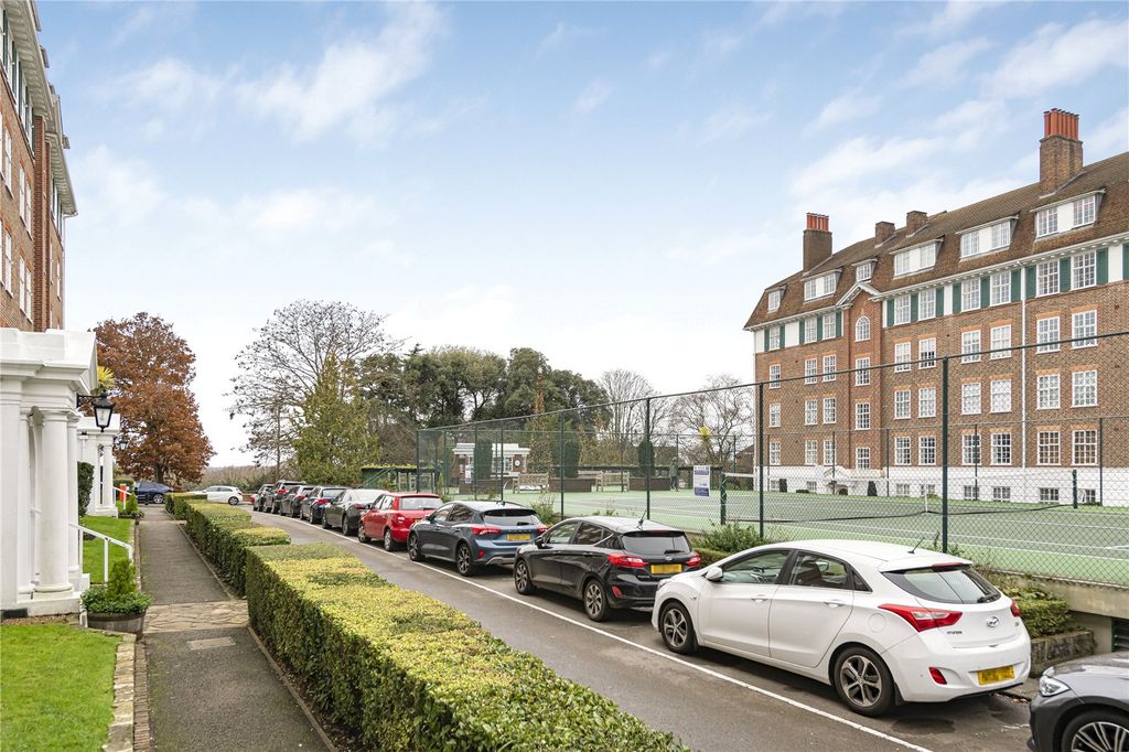 Property photo 3 of 11 Richmond Hill Court