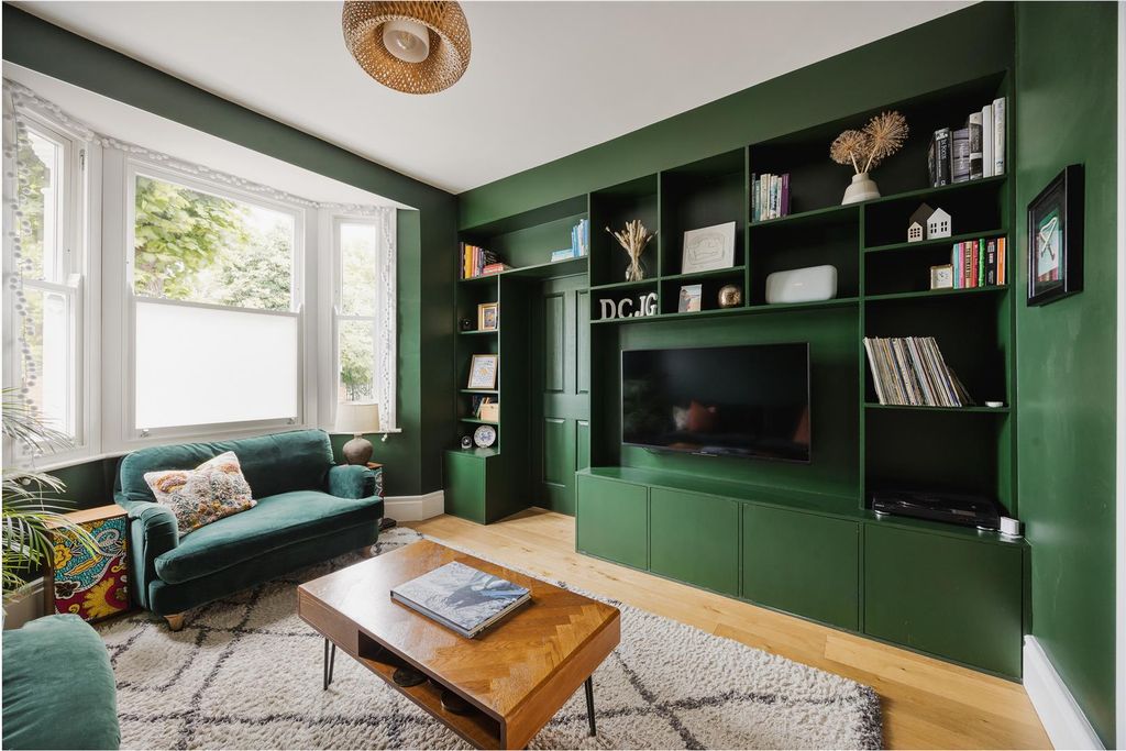 Property photo 2 of 46 Grosvenor Park Road, E17