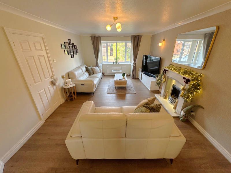 Property photo 3 of 35 Lounge