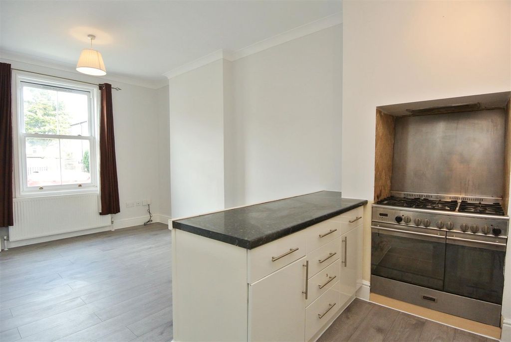 Property photo 3 of 9 Cr Kitchen2.Jpg