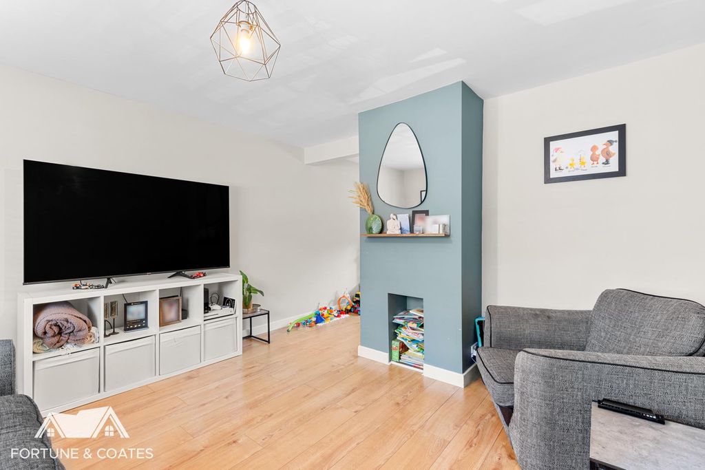 Property photo 2 of 23 Fullersmead_13.Jpg