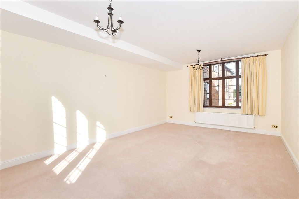 Property photo 2 of 23 Lounge