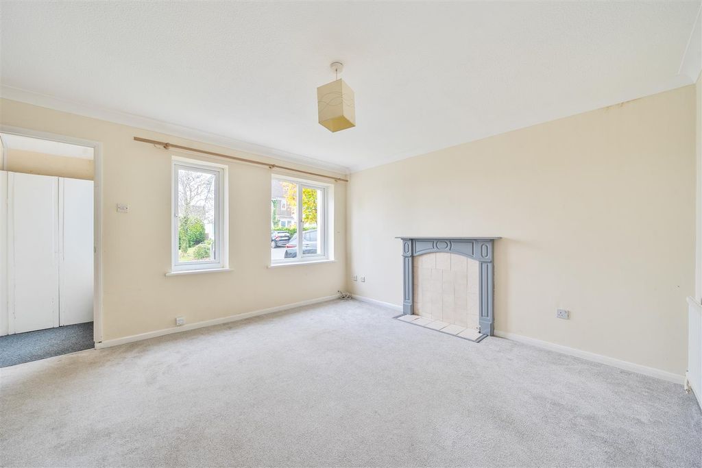 Property photo 2 of 16 Elizabeth Close Recept..Jpg