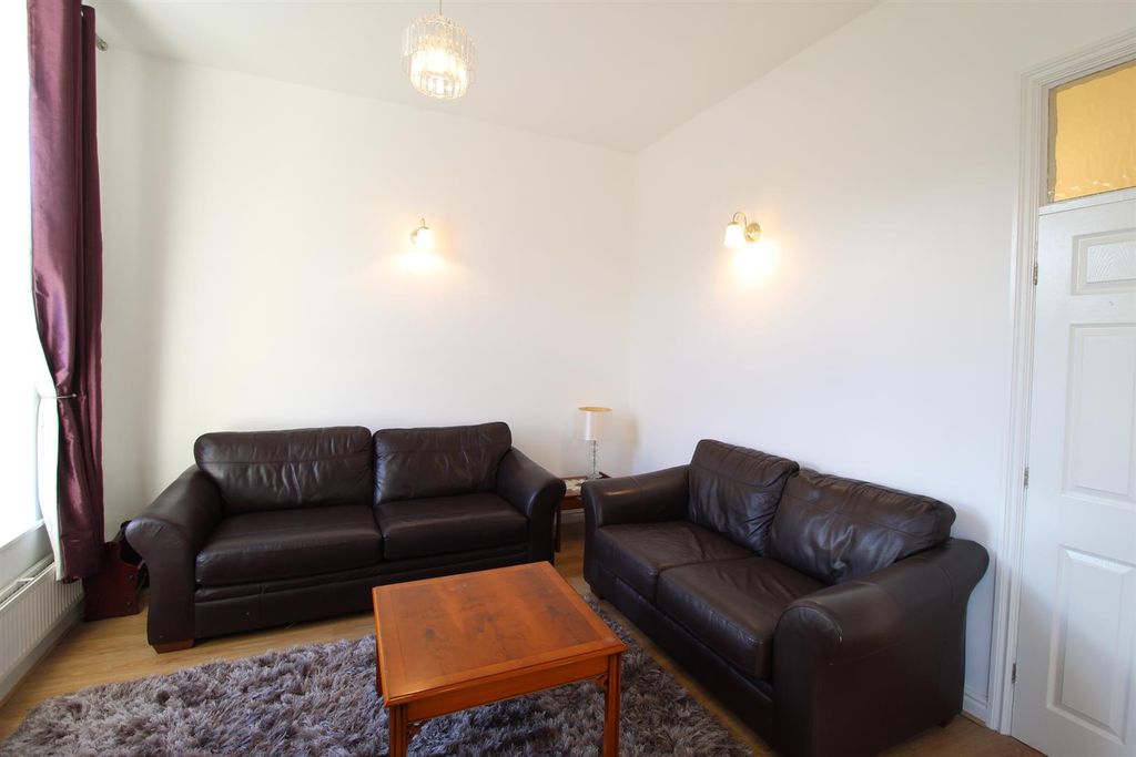 Property photo 3 of 14 Lounge