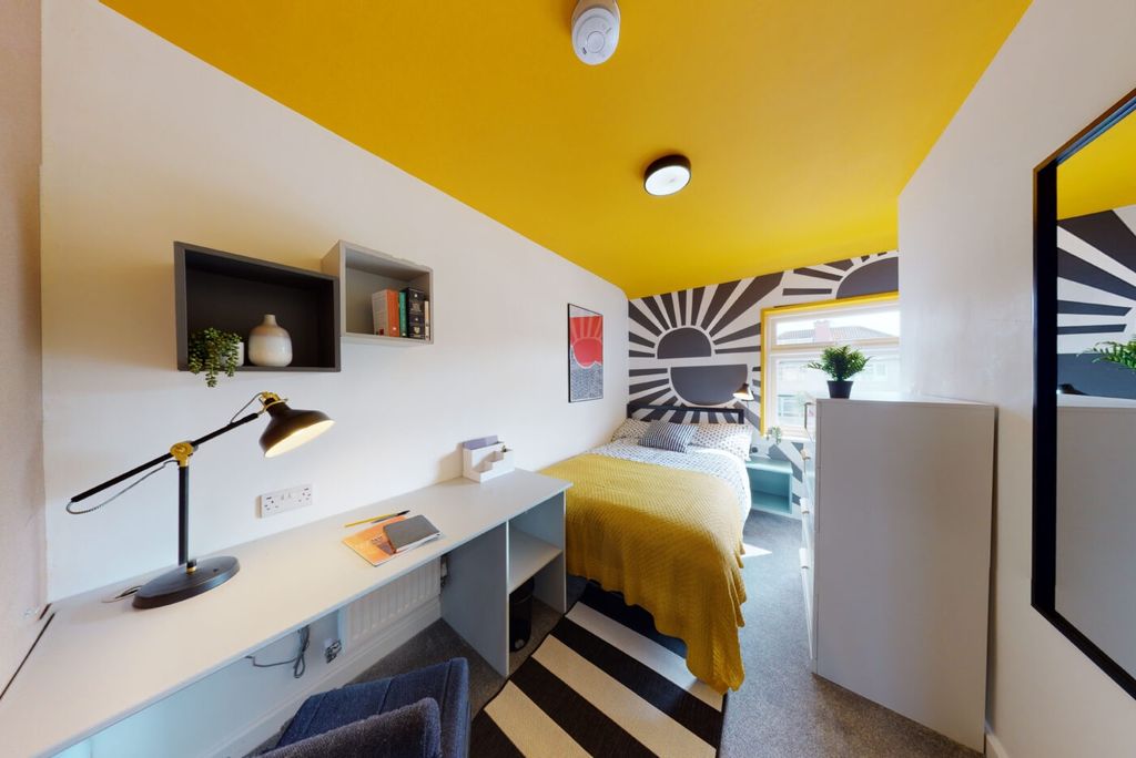 Property photo 2 of 5 Bright, Modern Double Bedroom With Bold Yellow Cei...