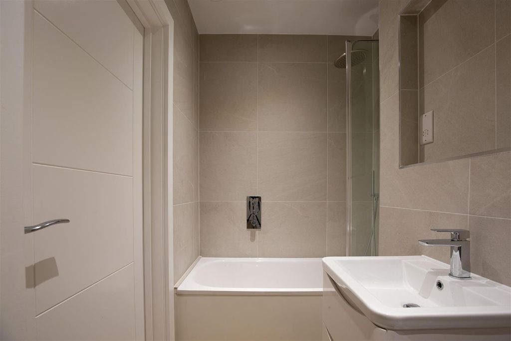 Property photo 2 of 10 Wimbledon Flat-9.Jpg