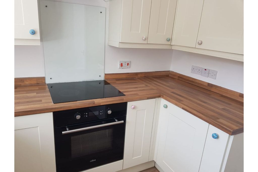 Property photo 3 of 12 Kitchen