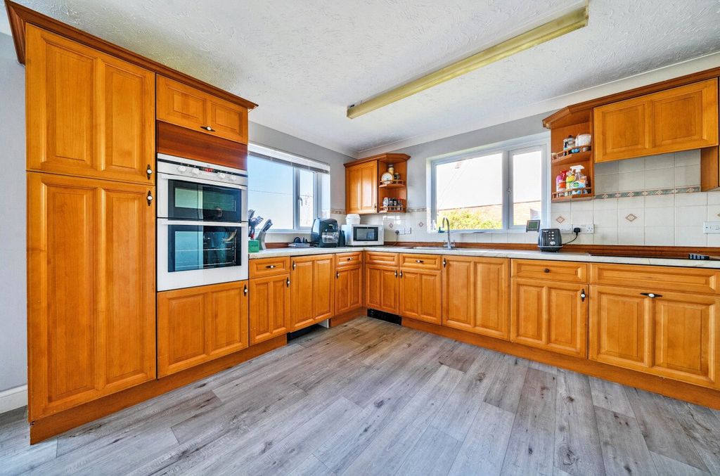 Property photo 2 of 12 Kitchen