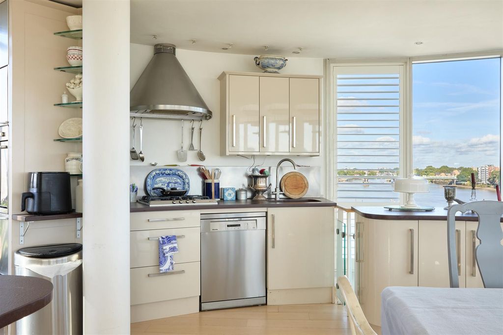 Property photo 2 of 41