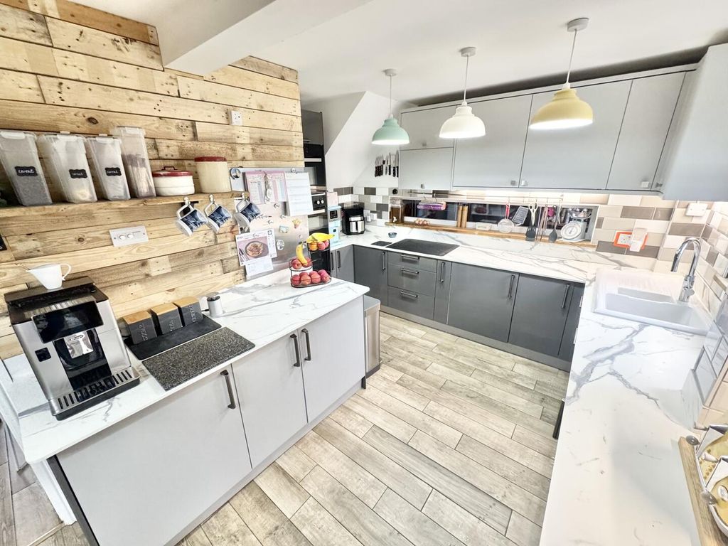 Property photo 3 of 20 Kitchen