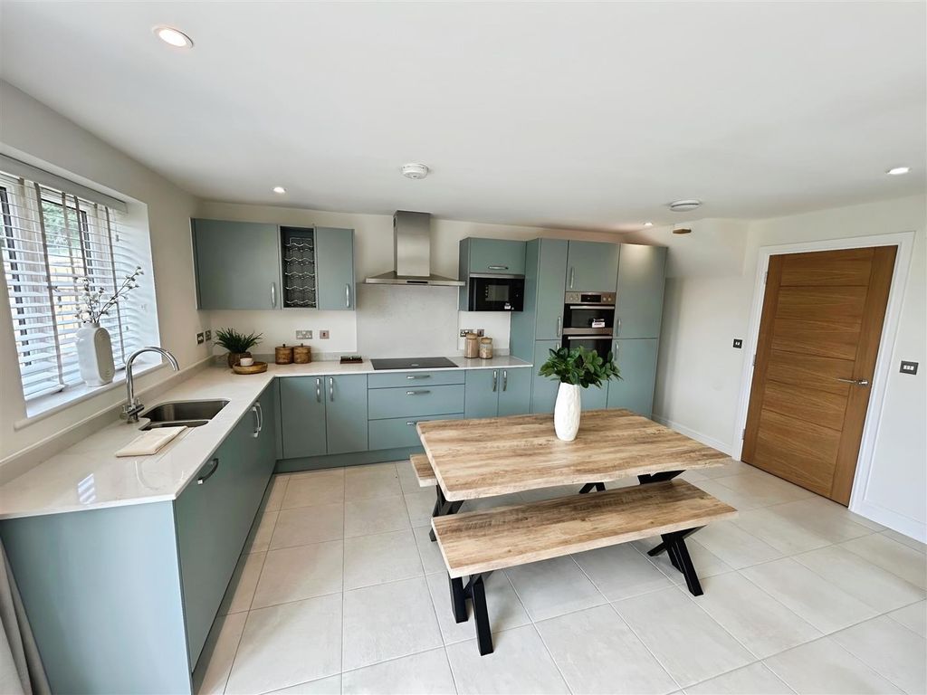 Property photo 3 of 23 Kitchen/Diner