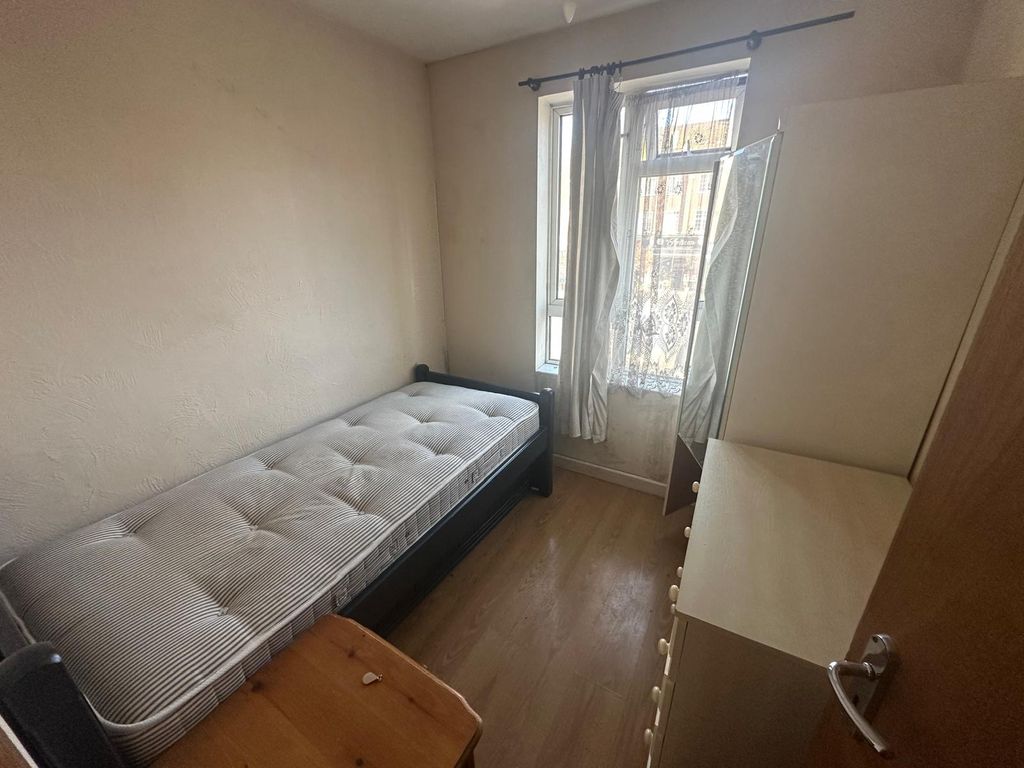 Property photo 3 of 12 Photo 4