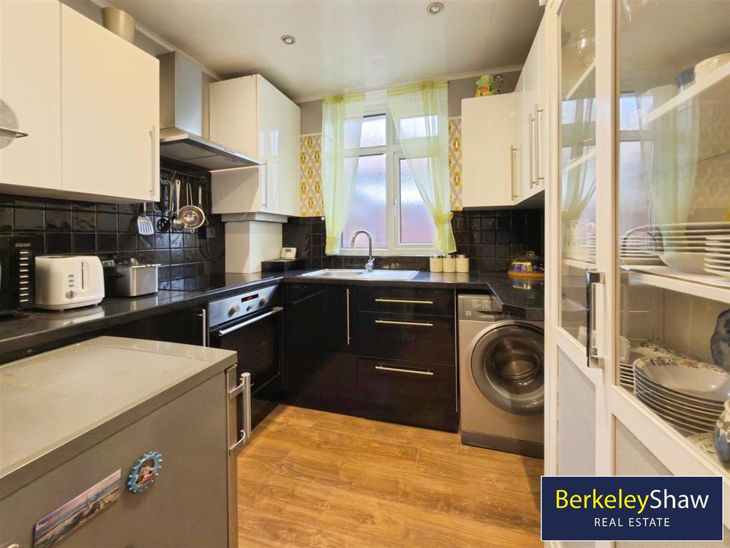 Property photo 2 of 12 Kitchen