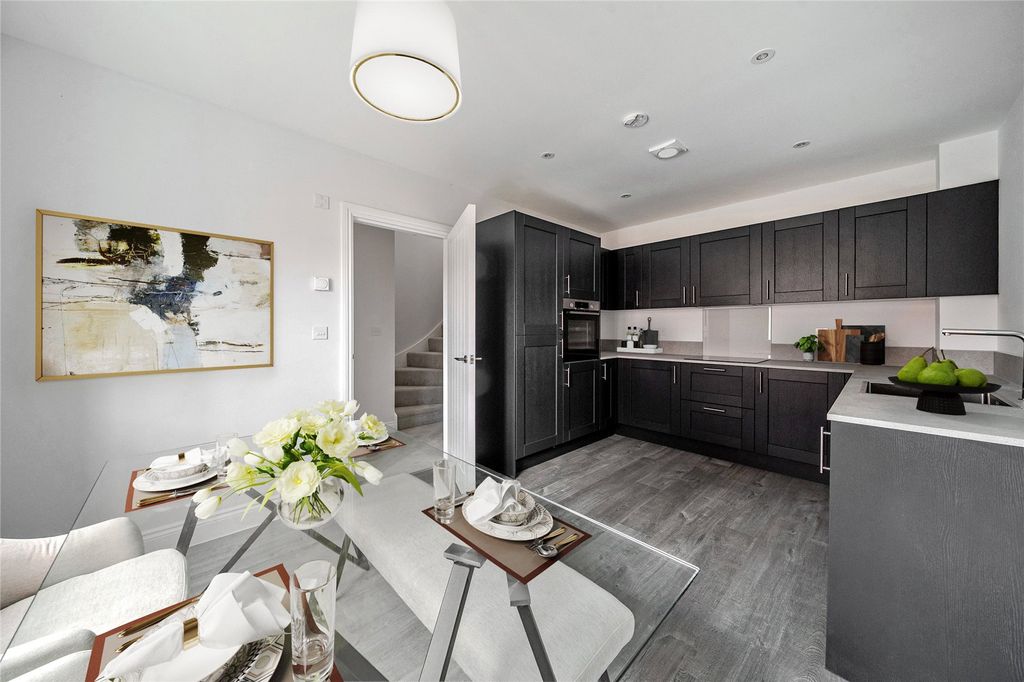 Property photo 3 of 10 Dressed Kitchen