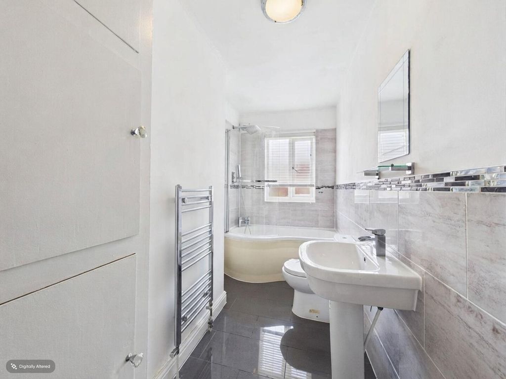 Property photo 3 of 11 Bathroom