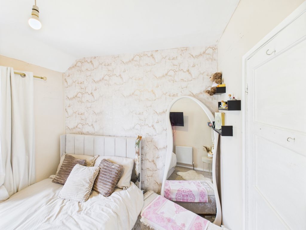 Property photo 3 of 17 Ewemove Pudsey - Bedroom 3