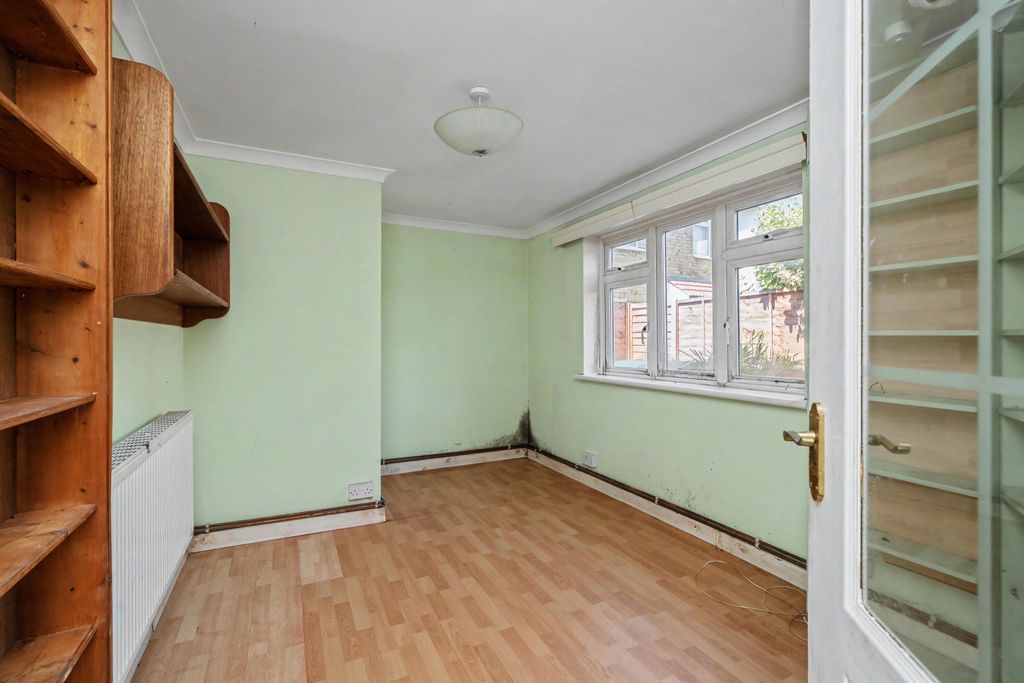 Property photo 2 of 18 9 Arundel Close, Hampton Hill, Hampton Tw12 1Sw