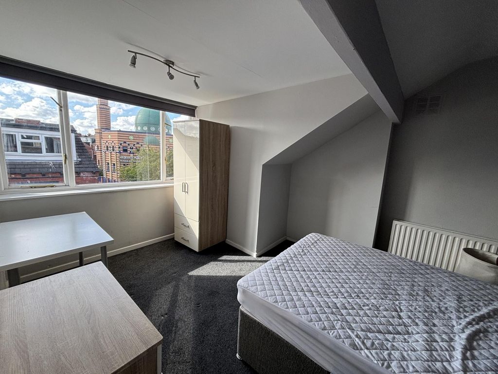 Property photo 3 of 7 A Well-Lit, Clean Bedroom Featuring A Double Bed A...