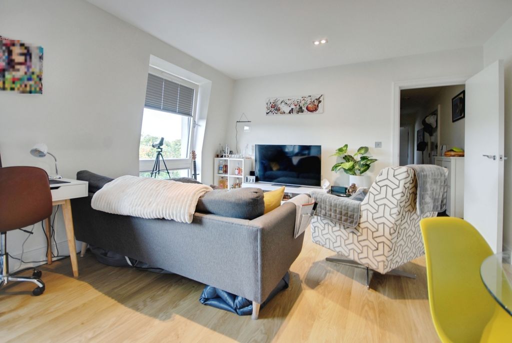 Property photo 3 of 8 Pbox-Living_Room-319146.Jpg