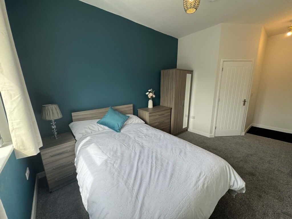 Property photo 3 of 17 Room 17
