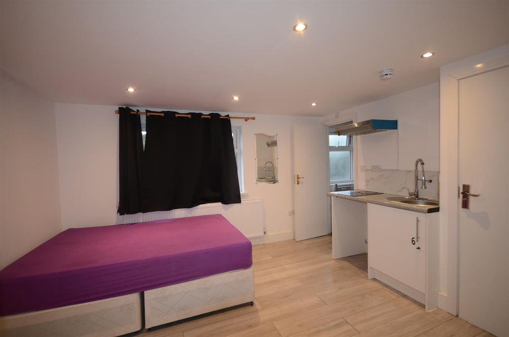 Property photo 3 of 20 Bradenham (3).Jpg