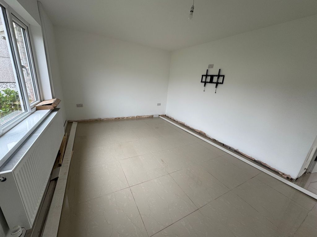 Property photo 1 of 8 Front Lounge