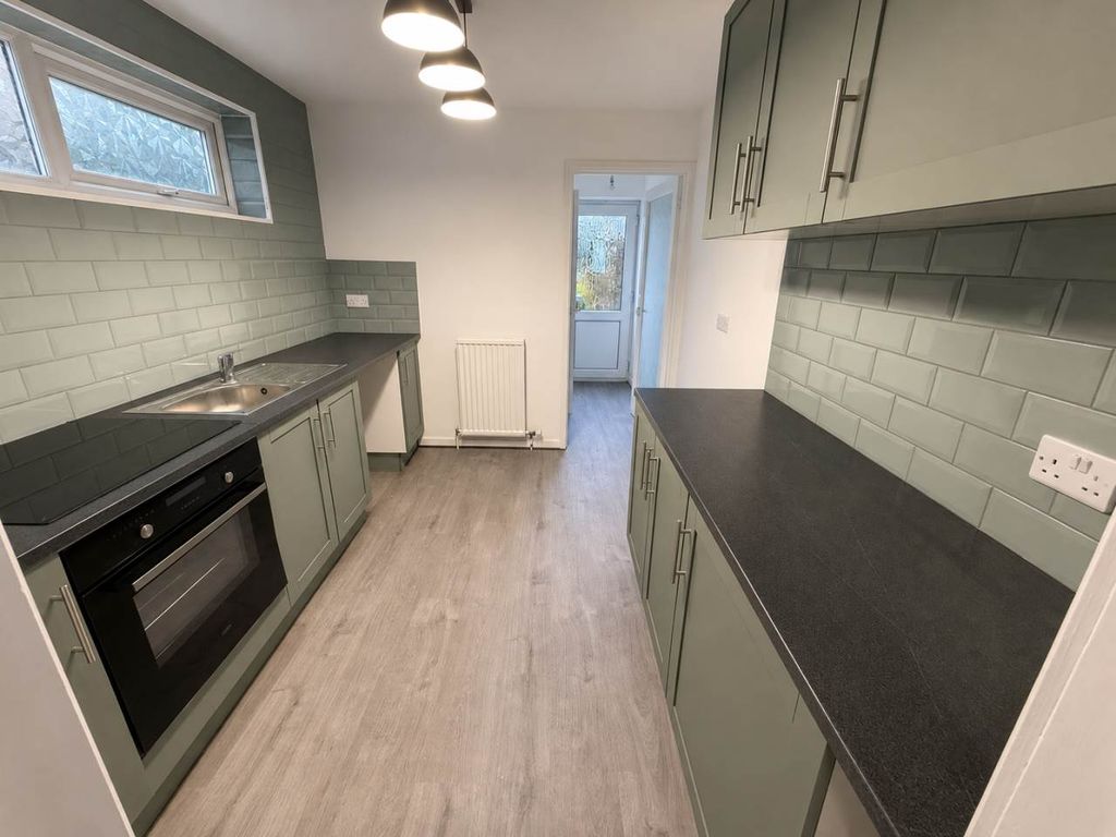 Property photo 3 of 11 Kitchen